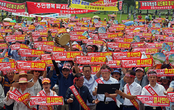 13일 오전 경북 성주군 성주읍 성밖숲에서 열린 사드 배치 반대 군민 궐기대회 참석한 군민들이 사드배치결정 철회를 촉구하고 있다. 성주/신소영 기자 viator@hani.co.kr