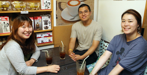 지난해 검열 파문의 도화선이 됐던 젊은 연출가 윤혜숙(왼쪽부터), 김정, 송정안이 14일부터 ‘검열각하’ 무대에 작품을 올린다. 세 연출가가 지난 11일 서울 대학로의 한 카페에서 <한겨레>와 인터뷰하고 있다. 김경호 선임기자 jijae@hani.co.kr