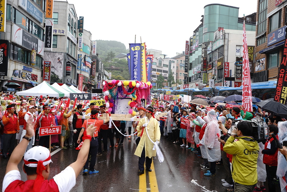 태백시민들이 14일 중앙로 일대에서 석탄공사 폐업 대체산업 육성과 강원랜드 경영진 사퇴를 요구하는 거리행진을 하고 있다. 태백시청 제공