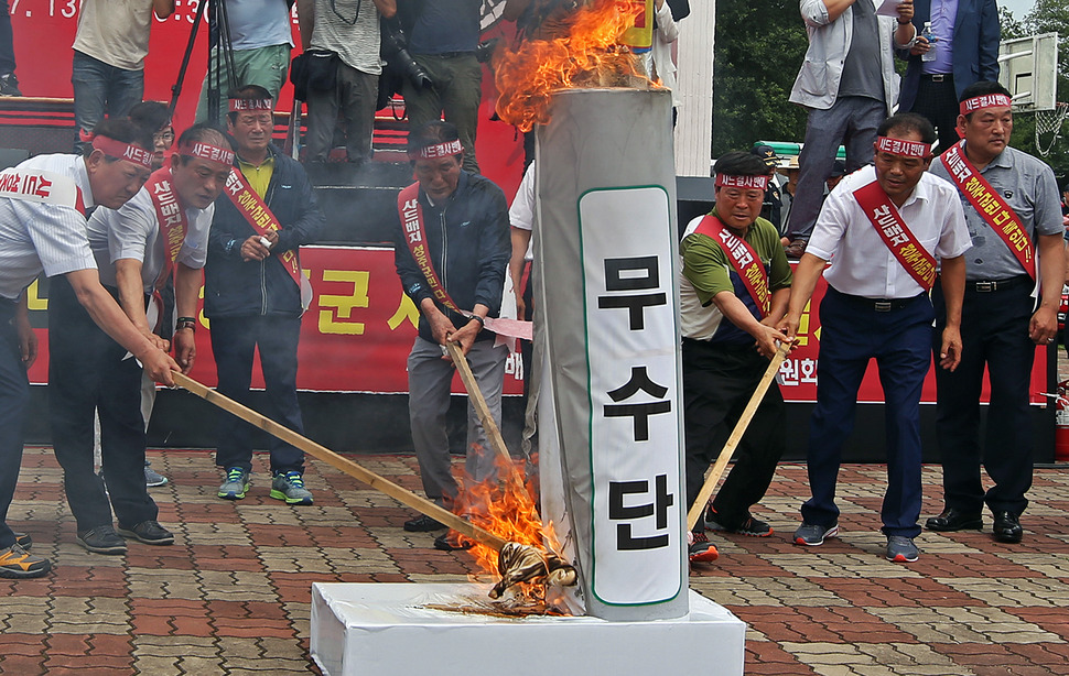 13일 오전 경북 성주군 성주읍 성밖숲에서 열린 사드 배치 반대 군민 궐기대회 참석한 군민들이 사드배치결정 철회를 촉구하며 북한 무수단 발사대를 화형식에 처하는 퍼포먼스를 하고 있다. 성주/신소영 기자 viator@hani.co.kr