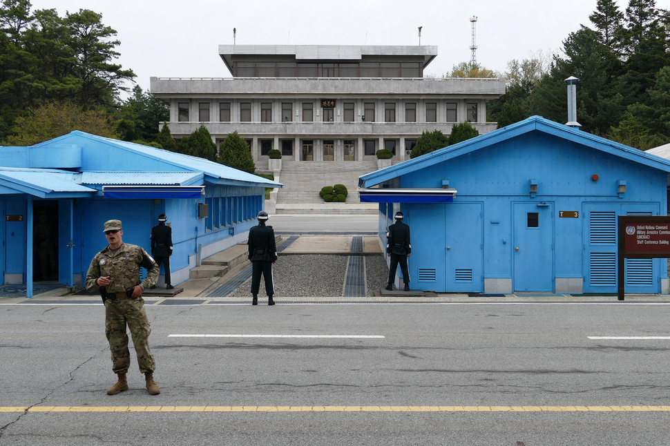 정부가 북한의 핵과 미사일 위협에 대응한다며 경북 성주에 사드(THAAD) 배치를 결정 발표했다. 1976년 한국을 떠난 재미교포가 40년 만에 다시 찾아가 본 판문점은 안타까운 분단 현장의 모습 그대로였다. 63년째 전쟁을 마치지 못하고 휴전 중인 전세계 유일의 분단국가. 유럽에서 여행 온 젊은이들과 함께 판문점을 둘러보는데, 그중 통일을 이뤄낸 독일의 젊은이들이 유독 부러웠음을 숨길 수 없었다. 우리도 어서 남북 간 대화와 교류가 재개돼 통일의 날을 맞이하길 진심으로 기도해 본다. 2016년 여름.  조영희/재미교포 사진가