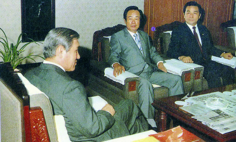 1987년 당시 민자당 국회의원으로 노태우 당 총재와 환담하는 모습. 김문기 자서전, <상지정신>