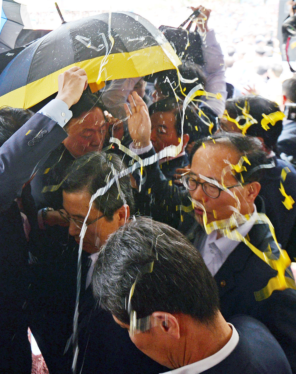 15일 경북 성주군청에서 사드(THAAD·고고도미사일방어) 체계 배치 관련 설명을 하던 황교안 국무총리에게 달걀이 날아들자 경호요원들이 우산으로 막고 있다. 2016.7.15 [매일신문 제공]