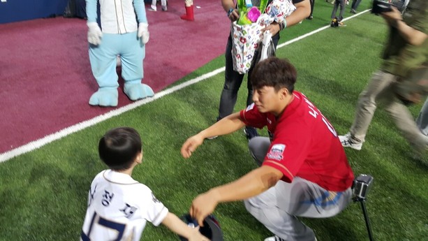 엔씨(NC) 나성범이 아들 나정재군과 서울 고척돔 그라운드에서 즐거운 시간을 보내고 있다.