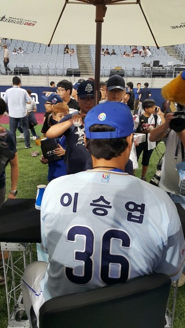 이승엽이 16일 서울 고척돔에서 열린 2016 케이비오(KBO)리그 올스타전 식전 행사에서 팬들에게 사인해주고 있는 모습.