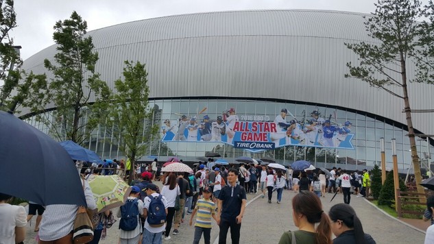 16일 서울 고척돔에서 열린 2016 케이비오(KBO)리그 올스타전 입장을 위해 경기 시작 3시간 전부터 팬들이 길게 줄을 서 있는 모습.