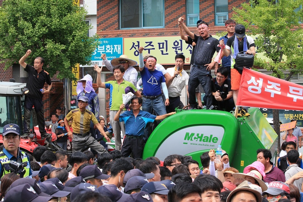 15일 오후 경북 성주군 성주읍 성주군청 앞에서 주민들이 황교안 국무총리와 한민구 국방부 장관이 타고 있는 미니버스를 막아선 채 사드 배치 철회를 촉구하고 있다. 성주/김태형 기자