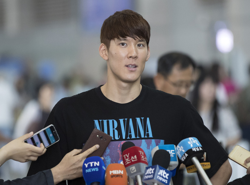 수영국가대표 박태환이 17일 오전 인천공항 출국장에서 취재진과 인터뷰를 하고 있다. 영종도/연합뉴스