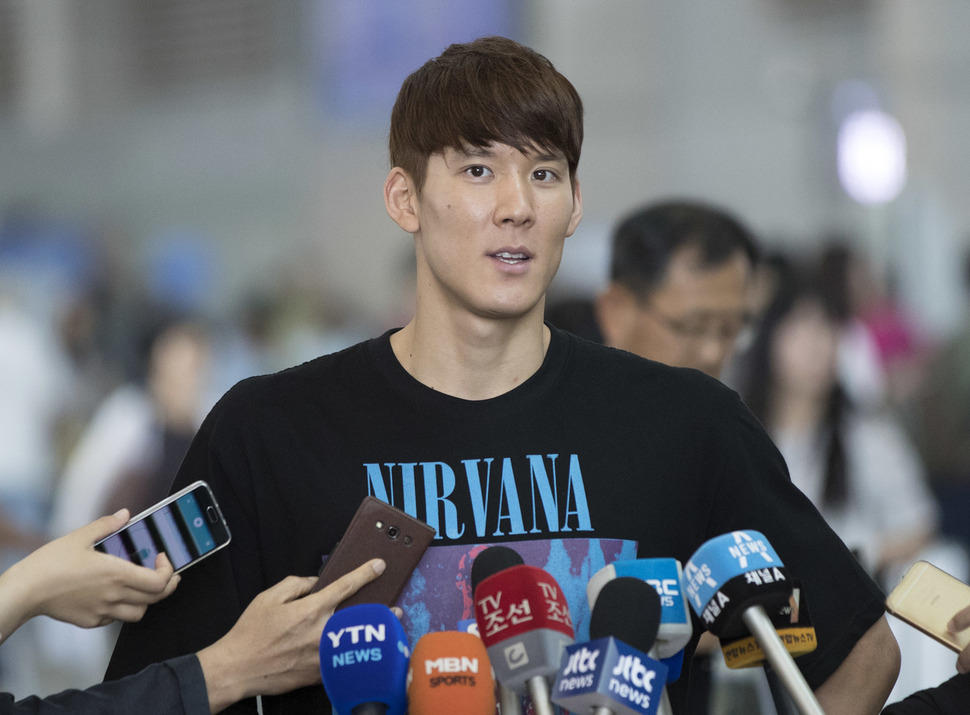 수영 국가대표 박태환이 17일 오전 인천공항 출국장에서 취재진과 인터뷰를 하고 있다.  인천/연합뉴스
