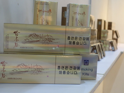 16일 오전 다롄 제1회 중국 다롄 전자상거래 산업·상품 박람회에 출품된 북한산 담배에는 "흡연은 건강에 해롭습니다"라는 경고문구가 적혀있었다.