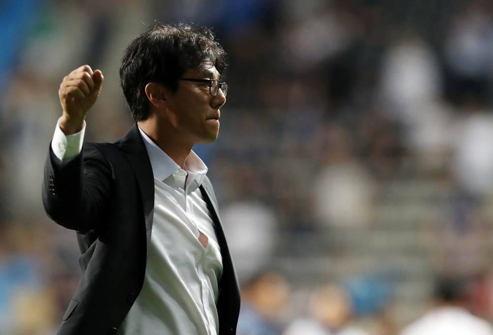 17일 열린 프로축구 경기에서 인천 유나이티드를 꺾고 사령탑 부임 뒤 첫승을 거둔 황선홍 FC서울 감독이 기뻐하고 있다.  인천/연합뉴스