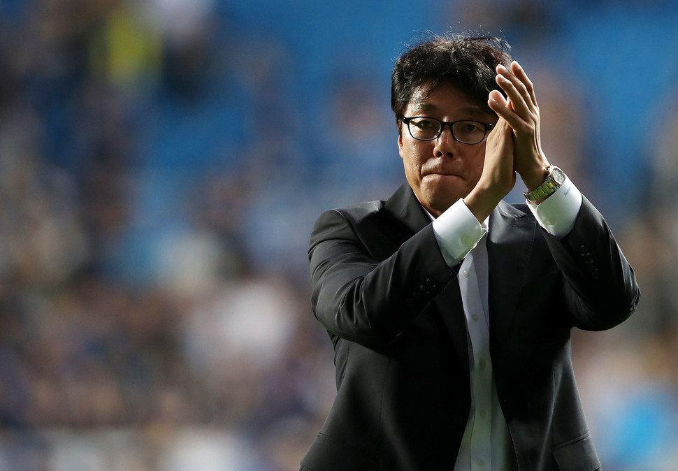황선홍 FC서울 감독이 17일 인천축구전용경기장에서 열린 K리그 클래식 인천 유나이티드와의 경기에서 2-1로 승리한 뒤 팬들을 향해 손뼉을 치며 인사하고 있다. 인천/연합뉴스