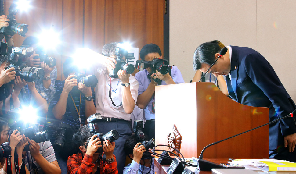 '진경준 비리로 구속' 사과하는 법무장관 (서울=연합뉴스) 황광모 기자 = 김현웅 법무부 장관이 18일 국회 법제사법위원회 전체회의에 출석해 진경준 검사장의 비리 혐의와 관련해 고개 숙여 사과하고 있다. 연합뉴스.