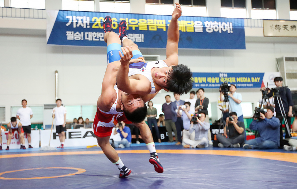 류한수가 18일 오전 서울 노원구 태릉선수촌에서 열린 2016 리우올림픽 레슬링 국가대표 미디어데이 행사에서 기술을 선보이고 있다. 연합뉴스