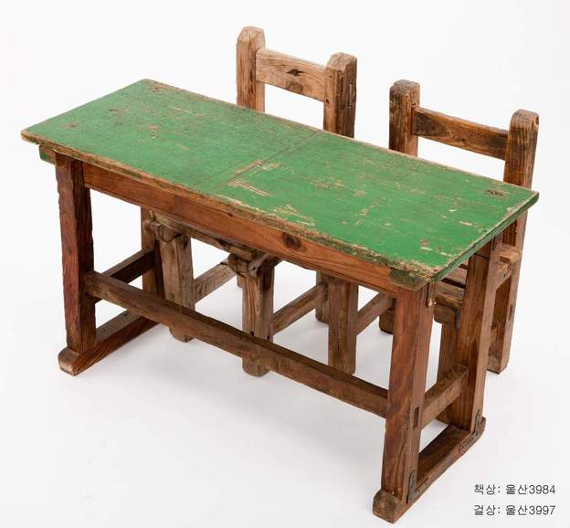 옛 초등학교 교실의 책·걸상. 사진 울산박물관 제공
