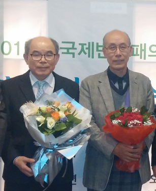 왼쪽부터 배재흠(65·화학공학과)교수, 이상훈(66·환경에너지공학과) 교수