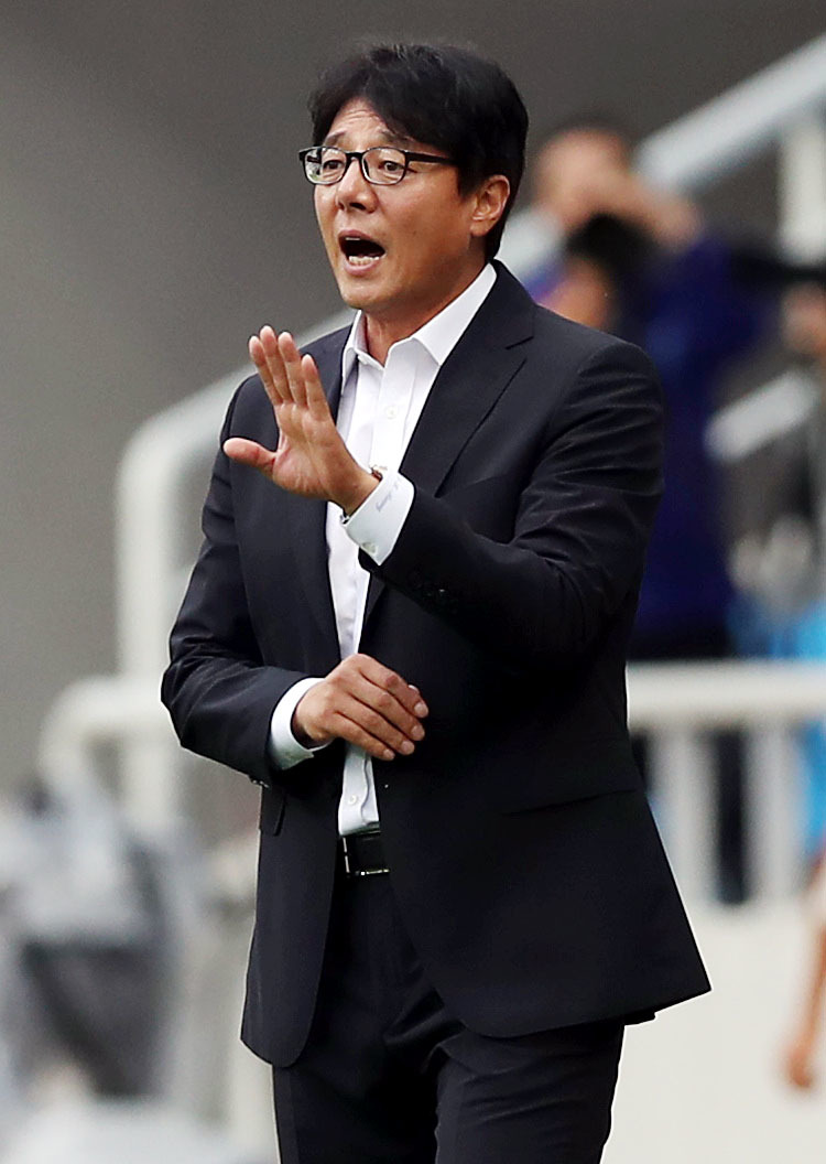 황선홍 FC서울 감독이 지난 17일 인천 유나이티드와의 인천 경기에서 선수들에게 작전을 지시하고 있다. 연합뉴스