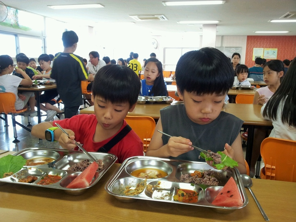 서울 가회동 재동초등학교에서는 학교 급식에서 백미를 없애고 오분도미를 도입해 안착시켰다. 동시에 꼭꼭 씹어먹기 교육을 해서 아이들의 건강한 식습관 형성을 돕고 있다. 양선아 기자 anmadang@hani.co.kr