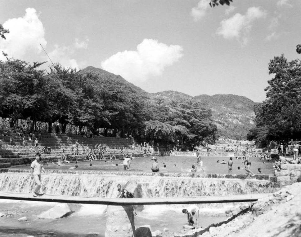 1958년 경기도 안양 풀장 풍경.