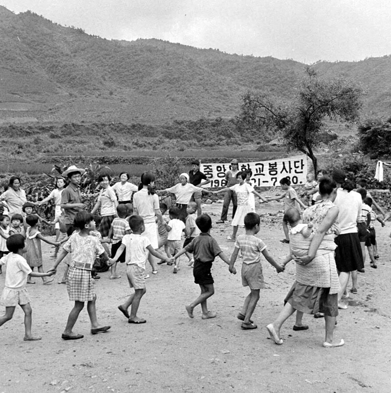 1969년 중앙대학생들의 하계 방학 근로봉사 활동 모습.