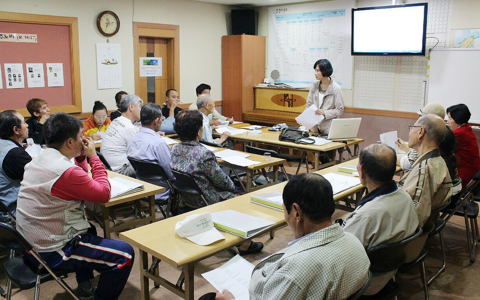 산마루교회에서는 일주일에 두 번 노숙인을 대상으로 인문학 강좌를 열어, 노숙인들에게 자존감을 높여준다.