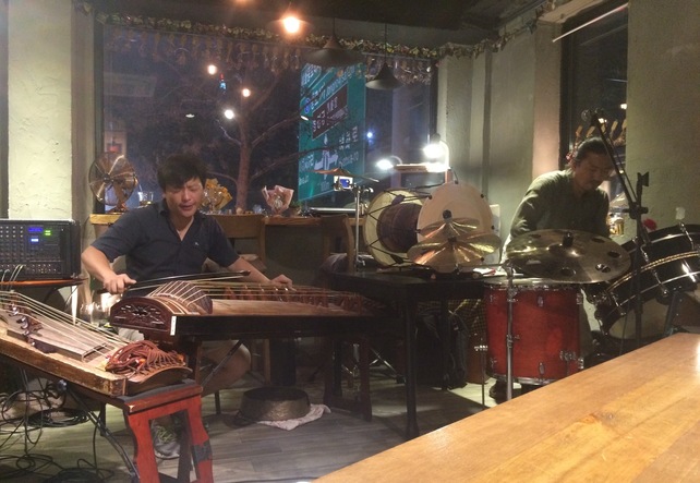 퓨전 국악그룹 앙상블 시나위가 지난 19일 서울 대학로 홍차전문점 해마에서 검열에 항의하는 릴레이공연 ‘권리장전 2016 검역각하’를 응원하는 무료 연주회를 열고 있다.