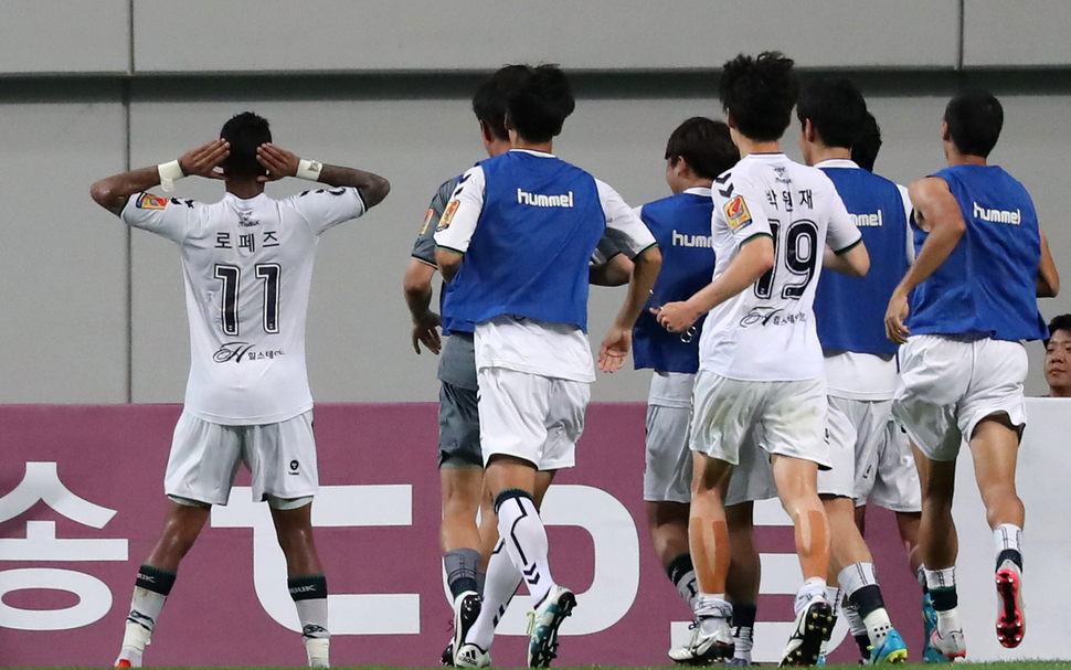전북의 로페즈(맨 왼쪽)가 20일 서울월드컵경기장에서 열린 K리그 클래식 FC서울과의 경기에서 자신의 두번째 골을 넣은 뒤 팬들 앞에서 기뻐하고 있다. 연합뉴스
