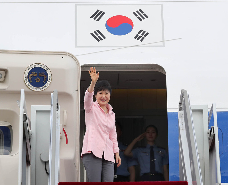 박근혜 대통령이 아시아·유럽 정상회의(ASEM) 참석과 몽골 공식방문을 위해 14일 오후 성남 서울공항에서 출국하며 환송나온 관계자들에게 인사를 하고 있다. 연합뉴스