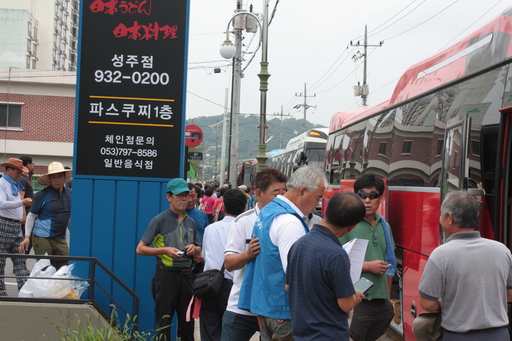 21일 아침 8시30분께 경북 성주군 성주읍 경산리 성밖숲 입구 도로에서 주민들이 사드 배치 반대 상경 집회에 가는 탑승자 명단을 확인하고 있다.