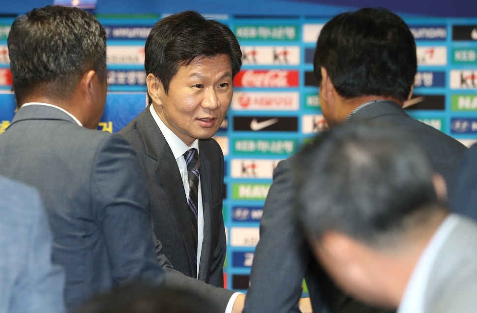 정몽규 현대산업개발 회장이 21일 축구회관에서 53대 대한축구협회 회장으로 당선된 뒤 참석자들과 악수하고 있다. 연합뉴스