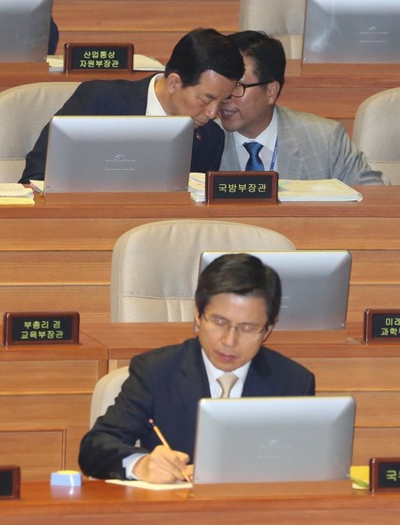 한민구 국방부 장관(윗줄 왼쪽)이 20일 오전 국회에서 사드 배치에 대한 긴급현안질문을 위해 열린 본회의에서 국방부 간부와 귀엣말을 하고 있다. 아래는 황교안 국무총리. 이정우 선임기자 woo@hani.co.kr