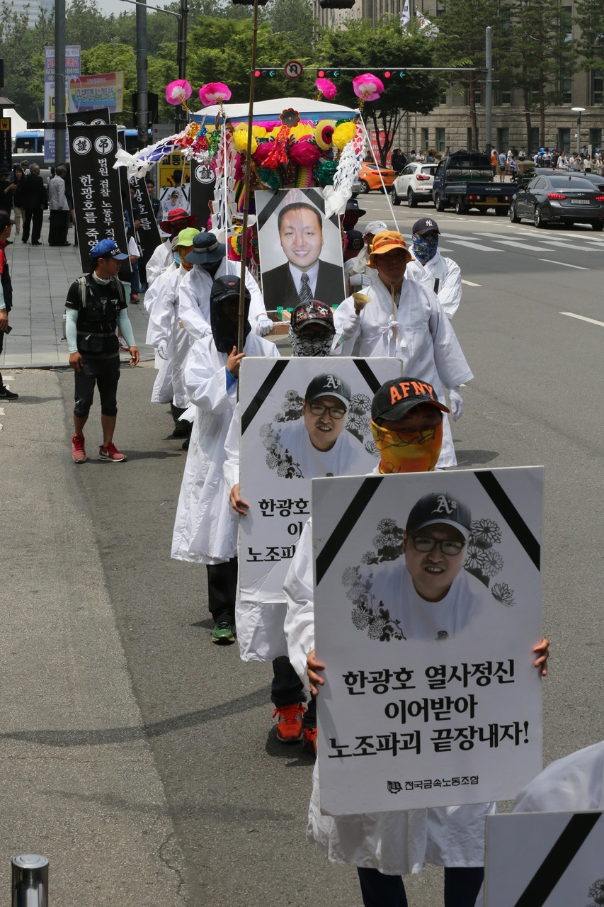 지난달 13일 서울 중구 서울시청 앞 광장에서 유성범대위와 민주노총 유성기업지회 조합원들이 현대자동차 하청업체인 유성기업 노동자 한광호 씨의 분향소를 양재동 현대차 본사 앞으로 옮기는 꽃상여 행진을 하고 있다. 박종식 기자 anaki@hani.co.kr