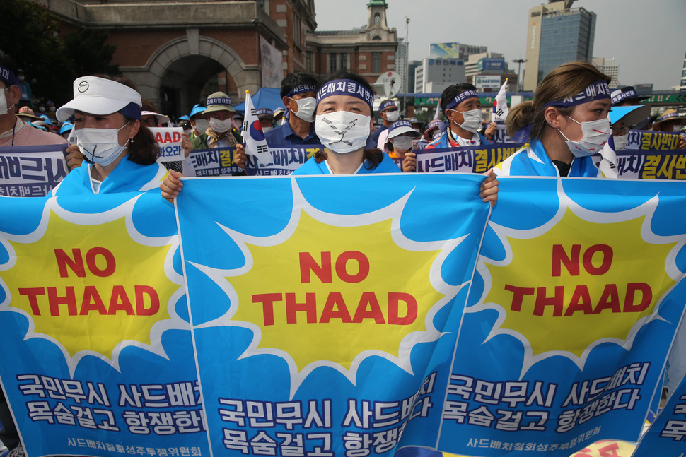 사드배치 반대를 요구하는 경북 성주군민이 21 일 오후 서울역 광장에서 집회를 열고 성주군민을 표시하는 ‘파란 리본‘을 달고서 집회를 하고 있다. 김봉규 선임기자 bong9@hani.co.kr