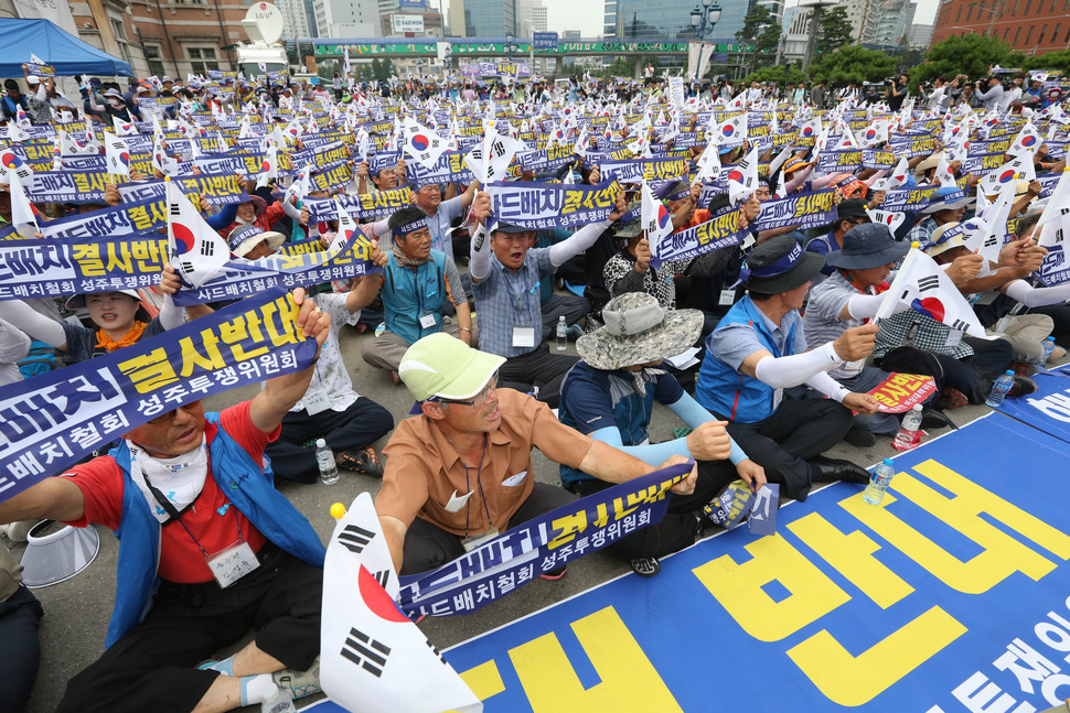 사드배치 반대를 요구하는 경북 성주군민이 21 일 오후 서울역 광장에서 집회를 열고 성주군민을 표시하는 ‘파란 리본‘을 달고서 집회를 하고 있다. 김봉규 선임기자 bong9@hani.co.kr