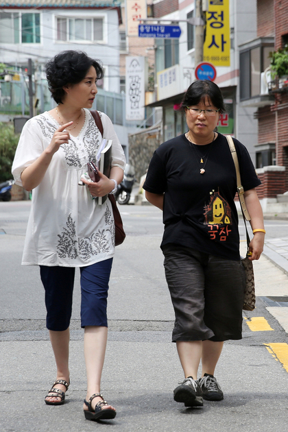 오석순(오른쪽)씨가 사무실 주변의 찻집으로 자리를 옮기면서 이진순씨와 이야기를 나누고 있다. 강재훈 선임기자