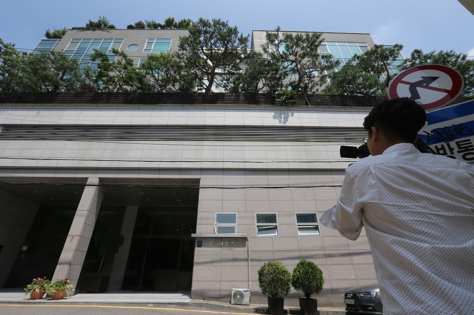 22일 오후 인터넷 독립언론 가 보도한 ‘이건희 삼성 회장 성매매 의혹 동영상’에 성매매 장소로 등장하는 서울 강남구 논현동의 한 고급 빌라. 박종식 기자 anaki@hani.co.kr