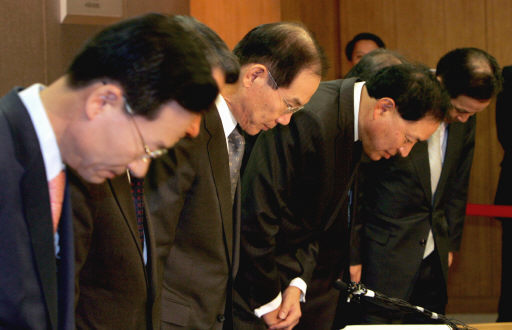 에버랜드 편법 증여와 ‘엑스파일’ 사건 등이 불거진 2006년 2월7일 서울 태평로 삼성본관에서 이학수 삼성 구조조정본부장(맨 왼쪽)과 임원들이 국민에게 사과문을 발표하기에 앞서 고개를 숙이고 있다. 이종근 기자