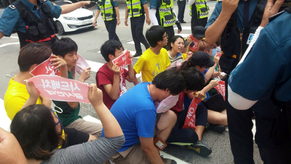 전국학생행진 소속 대학생들이 23일 오전 서울 종로구 광화문사거리 횡단보도에서 고고도미사일방어체계(THAAD·사드) 한반도 배치 결정 철회를 요구하며 연좌농성을 벌이고 있다. 2016.7.23 연합뉴스