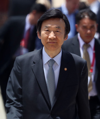 윤병세 외교장관이 오는 26일까지 라오스 비엔티안에서 열리는 아세안지역포럼(ARF)를 비롯한 아세안(동남아시아국가연합) 관련 연쇄 외교장관회의에 참석하기 위해 24일 오후(현지시각) 비엔티안 공항으로 입국하고 있다. 비엔티안/연합뉴스.