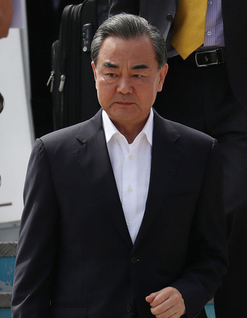 왕이(王毅) 중국 외교부장이 라오스 비엔티안에서 열리는 아세안지역안보포럼(ARF) 등 국제회의에 참석하기 위해 24일 오후(현지시각) 비엔티안 공항으로 입국하고 있다. 비엔티안/연합뉴스.