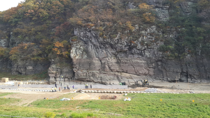 멀리서 본 반구대 암각화의 모습.