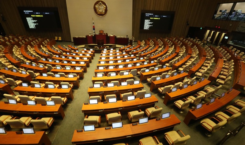 20대 국회 개원식을 하루 앞둔 12일 오후 국회 사무처 직원들이 본회의장에서 상임위원장 선출을 위한 투표시스템을 점검하고 있다. 이정우 선임기자 woo@hani.co.kr