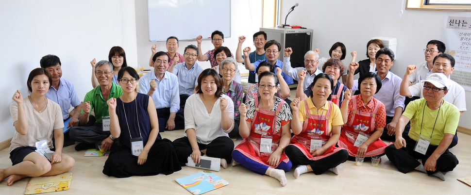 26일 산새마을 주민공동이용시설인 ‘산새둥지’에서 주민들과 박원순 서울시장이 간담회를 열었다. 주민들은 박 시장에게 마을에 노인정, 어린이집, 목욕탕 등이 필요하다고 말했다. 사진 서울시 제공