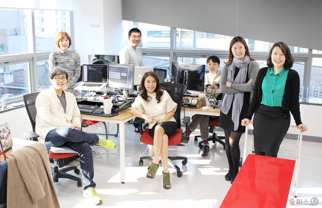 헤이뷰티 창업 멤버들이 지난해 12월 서비스 출시 뒤 포즈를 취하고 있다. 가운데가 임수진 대표. 헤이뷰티 제공