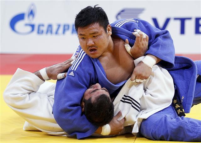 2016 리우올림픽 대표팀 선수들 최중량(130㎏) 선수인 유도 김성민도 24시간 비행 동안 좁은 이코노미석을 이용해야만 한다. 연합뉴스