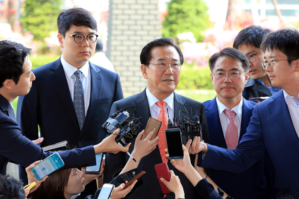 박준영 국민의당 의원이 지난 5월2일 ‘공천헌금’ 을 받은 혐의로 검찰 수사를 받으러 서울 남부지방검찰청에 출석했을 당시의 모습. 김태형 기자 xogud555@hani.co.kr