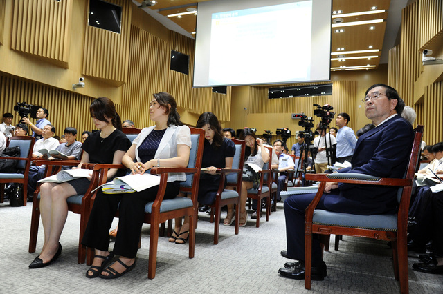 28일 서울시청에서 열린 ‘구의역 사고 진상조사 결과 시민보고회'에 참석한 시민과 박원순(오른쪽) 시장이 진상규명위원회의 발표를 듣고 있다. 서울시 제공