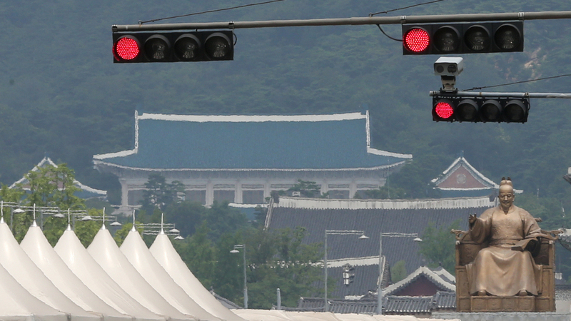 20일 오전 서울 광화문 네거리의 빨간 신호등 너머로 청와대가 보이고 있다. 우병우 청와대 민정수석 관련 각종 의혹이 쏟아져 나오면서 집권 4년차인 박근혜 정부가 레임덕에 접어들었다는 진단이 나오고 있다. 김정효 기자 hyopd@hani.co.k