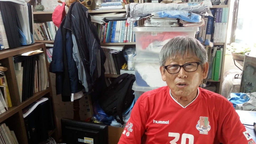 “축구공은 둥글다. 지구도 둥글다. 장애인 앞에 사상이나 이념, 종교는 없다.” 신철순 곰두리축구단 회장은 축구 원로가 없다는 얘기가 나오는 요즘, 필드에서 축구 영혼을 지키는 영원한 선수다. 신 회장이 22일 서울 은평구 녹번동에 있는 곰두리축구단 사무실에서 <한겨레>와 인터뷰를 하고 있다. 김창금 기자