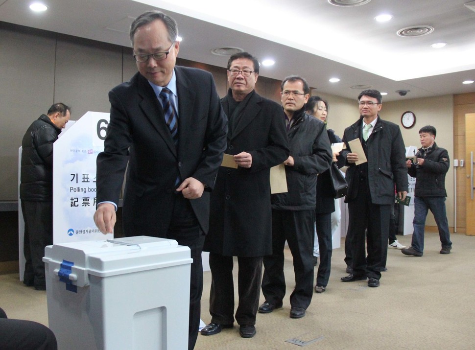 한국 경제에서 중국이 차지하는 비중이 날로 높아지고 북한 문제와 관련해 중국의 역할이 커지면서, 외교부에서 중국 관련 업무를 담당하거나 중국 근무 경험이 있는 ‘차이나 스쿨’이 새롭게 주목받고 있다. 사진은 2012년 12월 중국 베이징의 주중대사관에 마련된 투표소에서 대사관 직원들이 제18대 대통령 선거 재외투표에 참여하는 모습. 연합뉴스